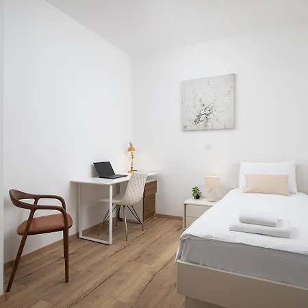 Modern Center Apartment *
